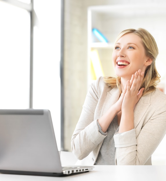 Imagen brillante de mujer feliz con ordenador portátil