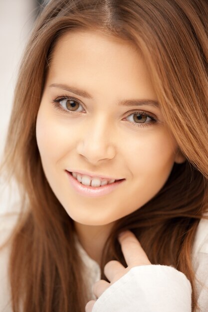 imagen brillante de mujer feliz y sonriente