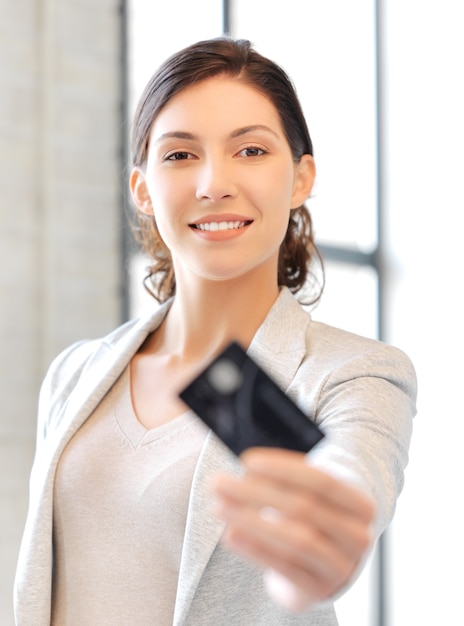 imagen brillante de mujer feliz con tarjeta de crédito