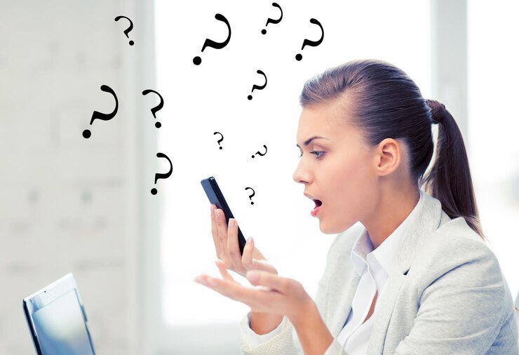 Foto imagen brillante de una mujer gritando en un teléfono inteligente