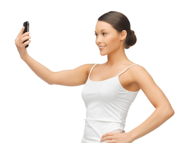 imagen brillante de mujer hermosa con smartphone