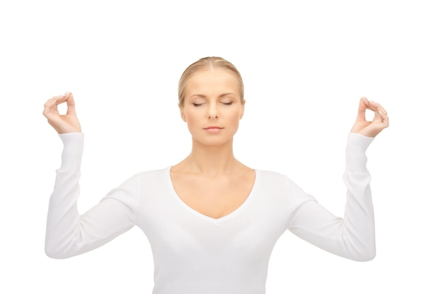 Imagen brillante de mujer en meditación sobre blanco