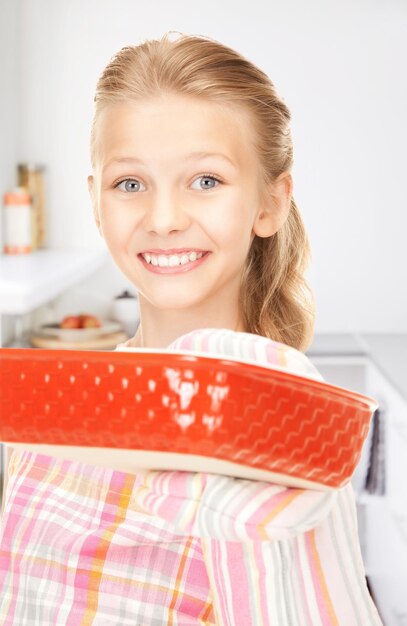 Imagen brillante de niña cocinando en la cocina