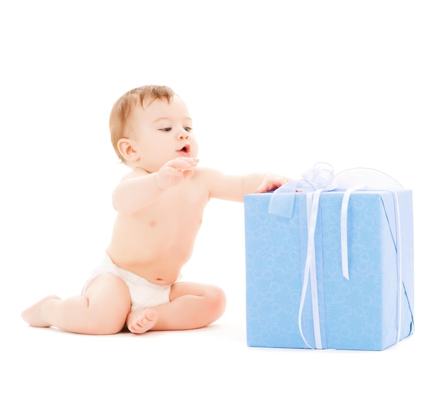 imagen brillante de niño feliz con caja de regalo.