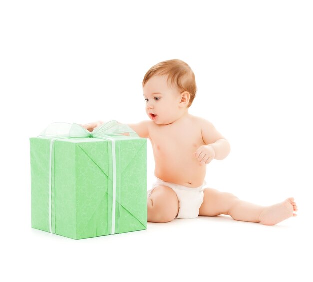 imagen brillante de niño feliz con caja de regalo.