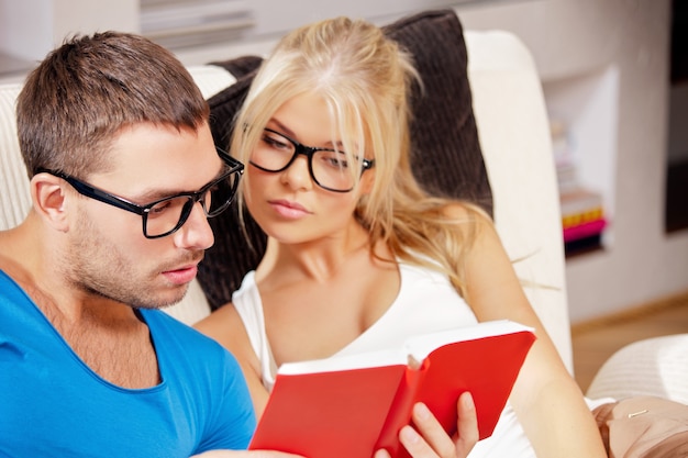 imagen brillante de pareja en casa con libro