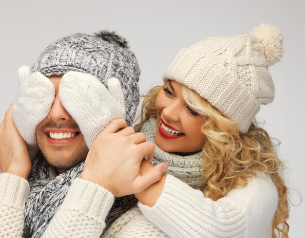 imagen brillante de una pareja familiar en ropa de invierno