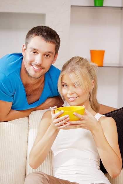 Imagen brillante de una pareja feliz con muesli (centrarse en el hombre)