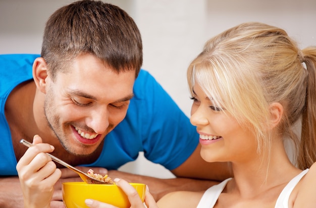 imagen brillante de pareja feliz con muesli