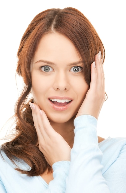 Imagen brillante de rostro de mujer sorprendida sobre blanco