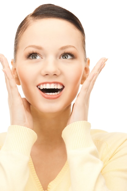 Imagen brillante de rostro de mujer sorprendida sobre blanco