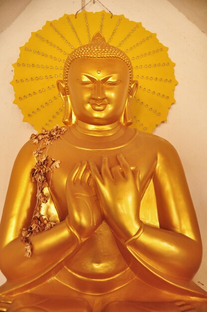 Imagen de buda dorada estatua estilo birmano en la pagoda de Shwezigon Templo chedi de la pagoda de Paya para los birmanos y los viajeros extranjeros que viajan visitan el respeto orando en Bagan o Pagan en Mandalay Myanmar o Birmania