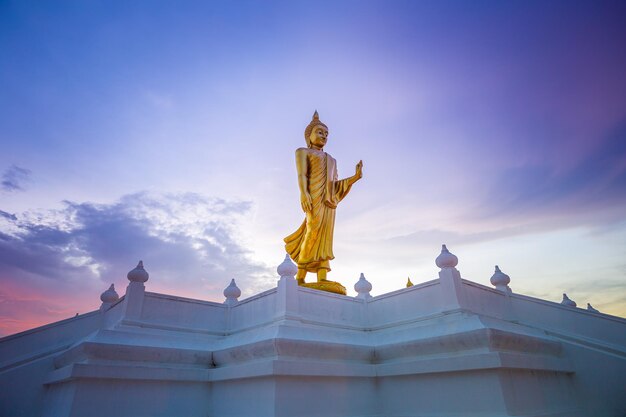 Imagen de Buda o estatua de Buda Imagen de Buda de pie con rayo de luz solar en el templo de Nong Pai Lom