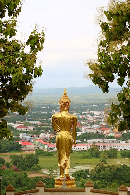 La imagen de Buda de oro de 9 metros de altura en la postura de caminar de Wat Phra That Khao Noi, un templo en la cima de una colina en la provincia de Nan, Tailandia