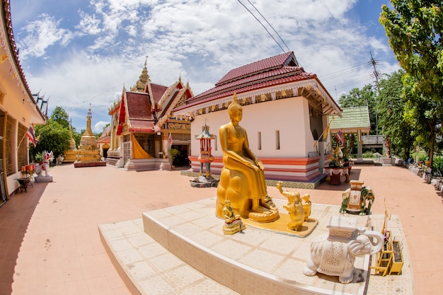 Imagen de Buda de oro al aire libre en el templo