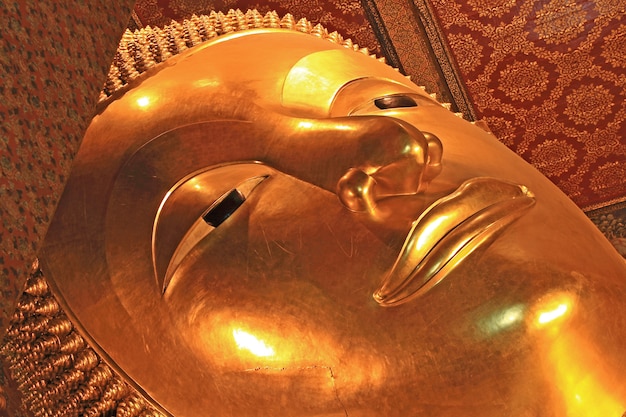 Imagen de Buda reclinado en el templo de Wat Pho, Tailandia