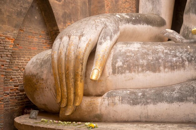 Imagen de Buda sentado en el templo Wat Si Chum en el Parque Histórico de Sukhothai, un sitio del patrimonio mundial de la UNESCO en Tailandia