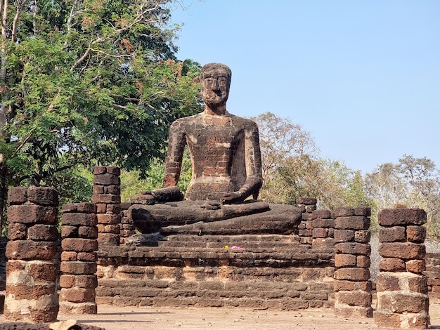 Imagen de Buda sentado en Wat Sing el Templo de los Leones en Kamphaeng Phet Historical Park Tailandia