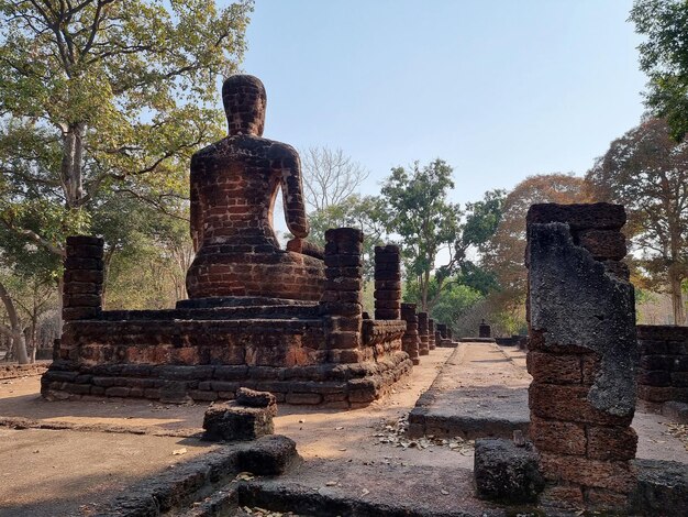 Imagen de Buda sentado en Wat Sing el Templo de los Leones en Kamphaeng Phet Historical Park Tailandia