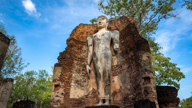 Imagen de Buda en Wat Phra Si lriyabot en el Parque Histórico de Kamphaeng Phet, provincia de Kamphaeng Phet