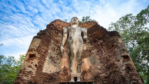 Imagen de Buda en Wat Phra Si lriyabot en el Parque Histórico de Kamphaeng Phet, provincia de Kamphaeng Phet