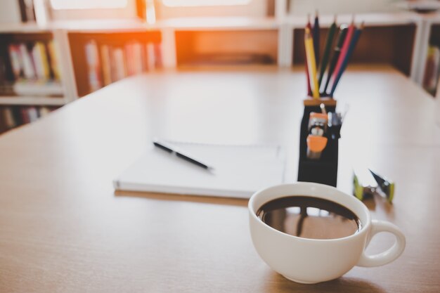 Imagen de café en el escritorio de los empresarios de trabajo en la reunión