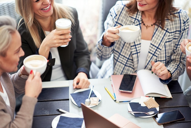 Imagen de café en reunión de negocios en restaurante.