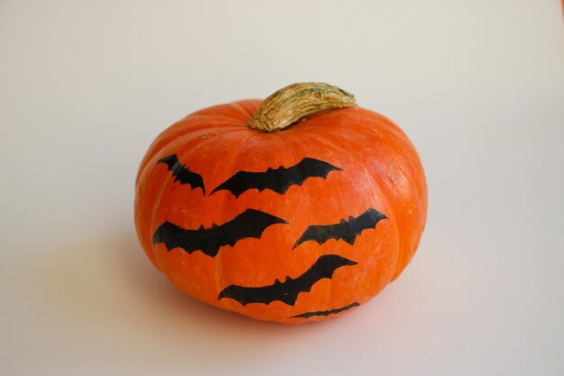 Imagen de calabaza de halloween aislado en blanco