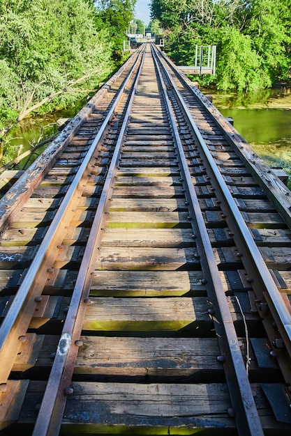 Imagen de caminar sobre las vías del tren en el puente sobre el agua
