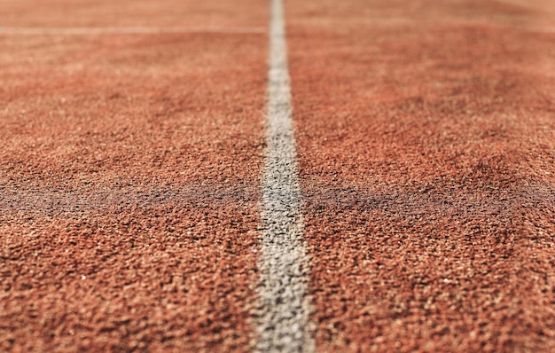 Imagen de una cancha de tenis a la luz del sol poniente El concepto de las competencias de tenis