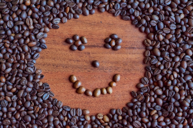 Imagen de una carita sonriente en granos de café.