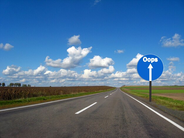 imagen de la carretera asfaltada y el cielo azul