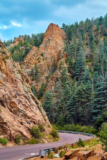 Imagen de la carretera a través del valle con grandes pilares de montaña de roca y pinos