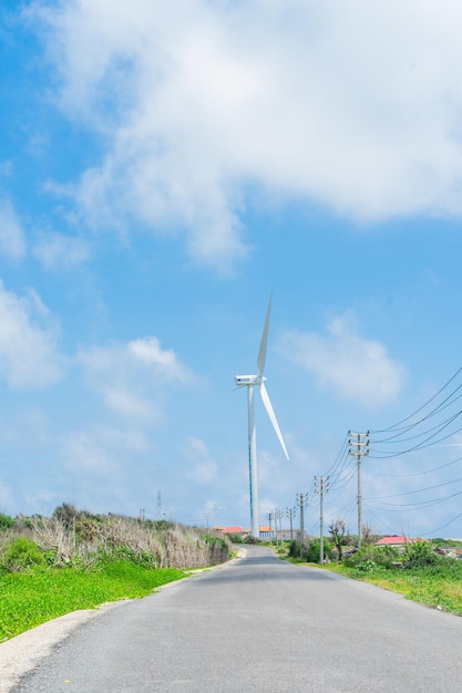 Imagen de la carretera y turbinas eólicas en la isla de Phu Quy en Vietnam