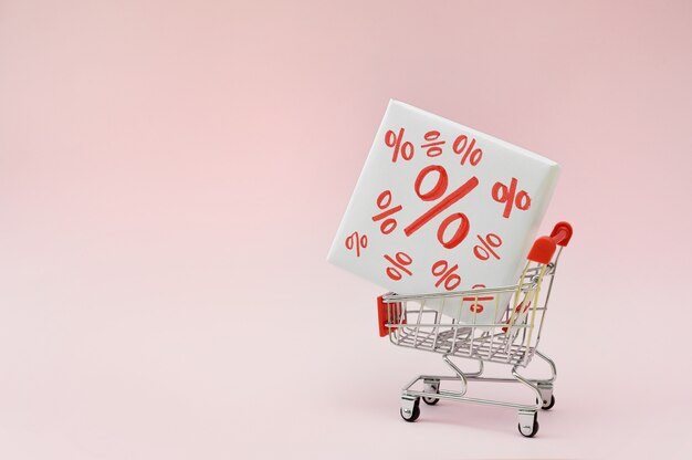 Imagen de un carrito o carrito de compras vacío con caja de productos de viernes negro de descuento porcentual