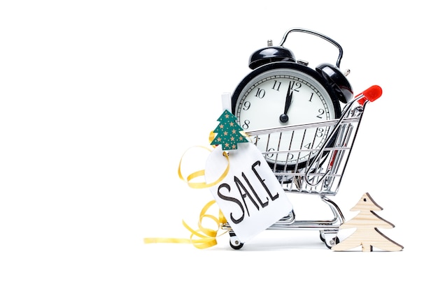 Imagen de carro con reloj despertador dorado, árbol de navidad, tarjeta de felicitación, cinta en blanco en blanco. lugar para el texto