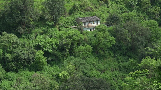 Imagen de una casa situada en la colina.