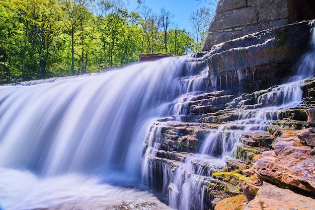 Imagen de cascada con rocas cubiertas de musgo creando cascadas de cascada