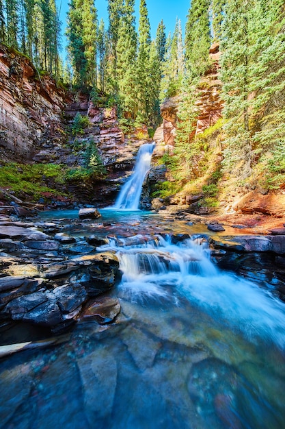 Imagen de cascadas en el colorido cañón con luz solar