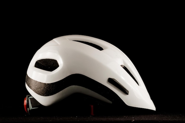 Imagen de un casco de seguridad de bicicleta de bicicleta blanca