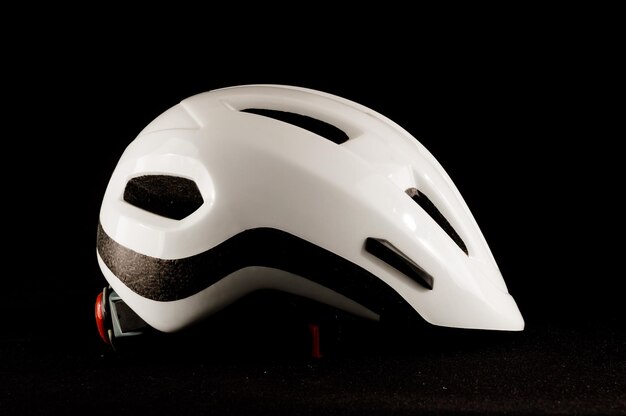 Imagen de un casco de seguridad de bicicleta de bicicleta blanca