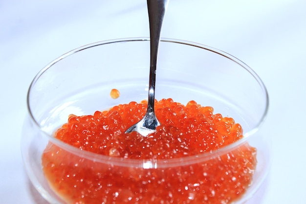 Imagen de caviar rojo en un plato con la cuchara