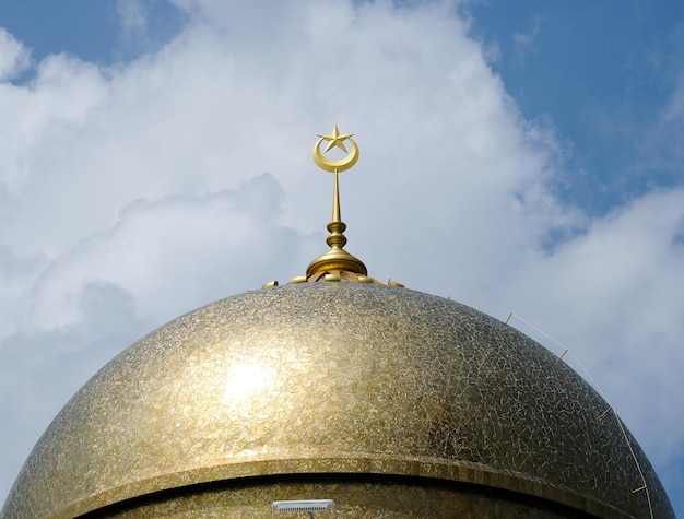 Imagen de cerca de la nueva mezquita de cúpula dorada en Mersing Johor con una hermosa visión de las nubes