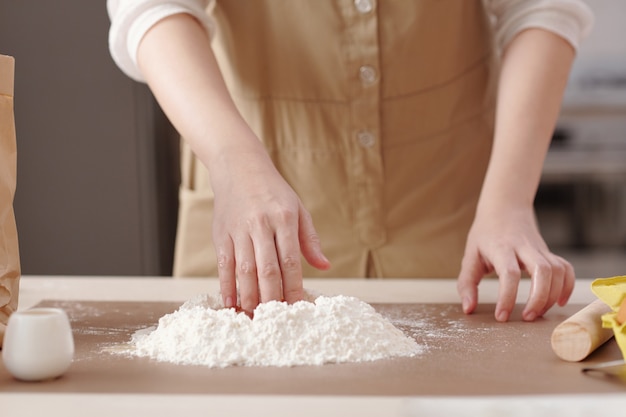 Imagen cercana de la persona que mezcla los ingredientes de la masa de mooncake al cocinar en casa para el festival de mediados de otoño