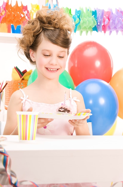 imagen de chica fiestera feliz con pastel