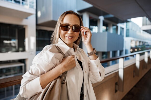 La imagen de una chica con gafas se encuentra en un balcón en estambul