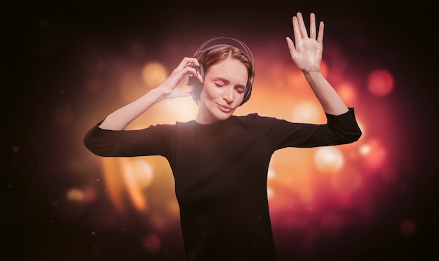 Imagen de una chica con un vestido negro con auriculares en una discoteca. Concepto de fiesta. Técnica mixta