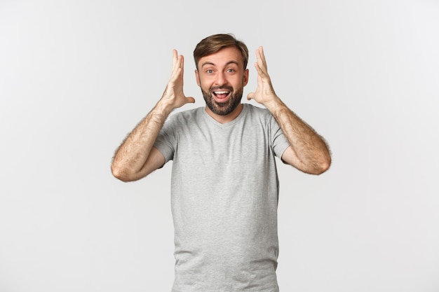 Foto imagen de chico feliz emocionado escuchando noticias increíbles