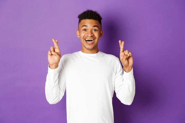 Imagen de chico joven guapo en sudadera blanca