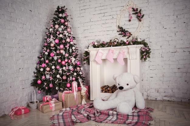 Imagen de chimenea y árbol de Navidad decorado con regalo